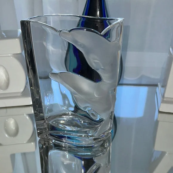 Elegant Glass Vase with Blue and Clear Design
